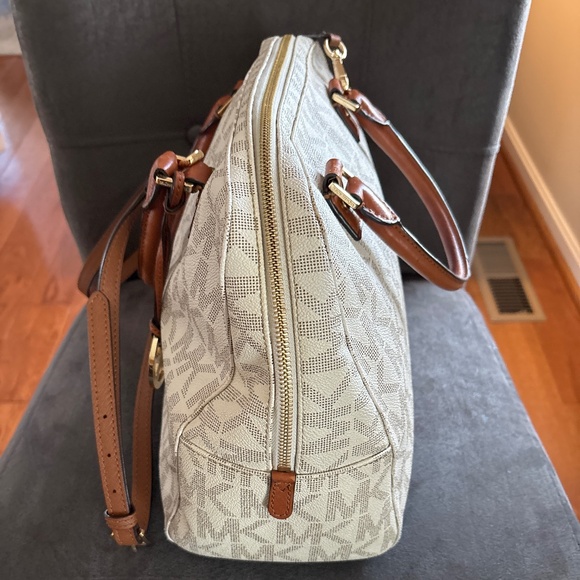 Michael Kors Signature Cindy Dome Satchel Crossbody Handbag Vanilla - Picture 3 of 7